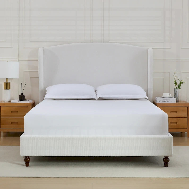 Lit King size capitonné à oreilles avec tête de lit en dos-d'âne et pieds en noyer