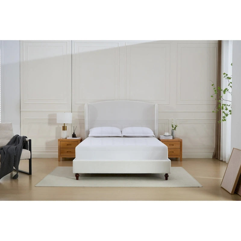 Lit King size capitonné à oreilles avec tête de lit en dos-d'âne et pieds en noyer