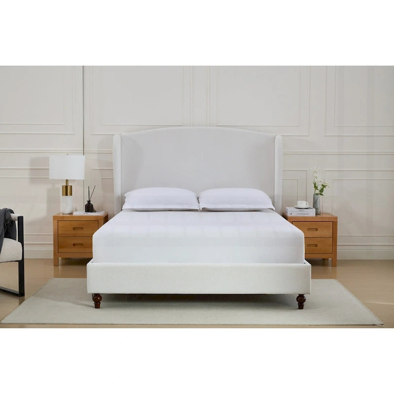 Lit King size capitonné à oreilles avec tête de lit en dos-d'âne et pieds en noyer