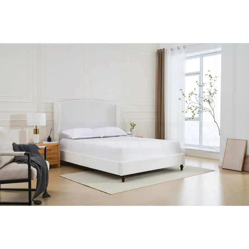 Lit King size capitonné à oreilles avec tête de lit en dos-d'âne et pieds en noyer