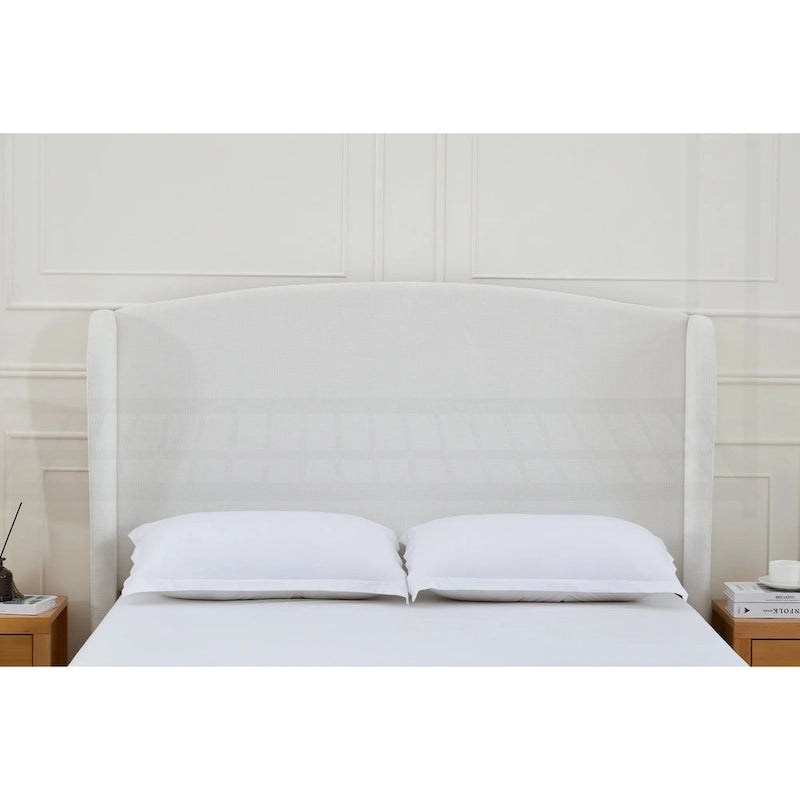 Lit King size capitonné à oreilles avec tête de lit en dos-d'âne et pieds en noyer