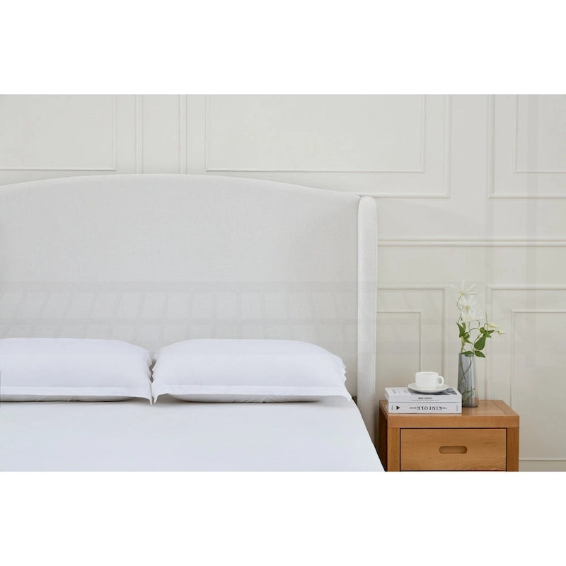 Lit King size capitonné à oreilles avec tête de lit en dos-d'âne et pieds en noyer