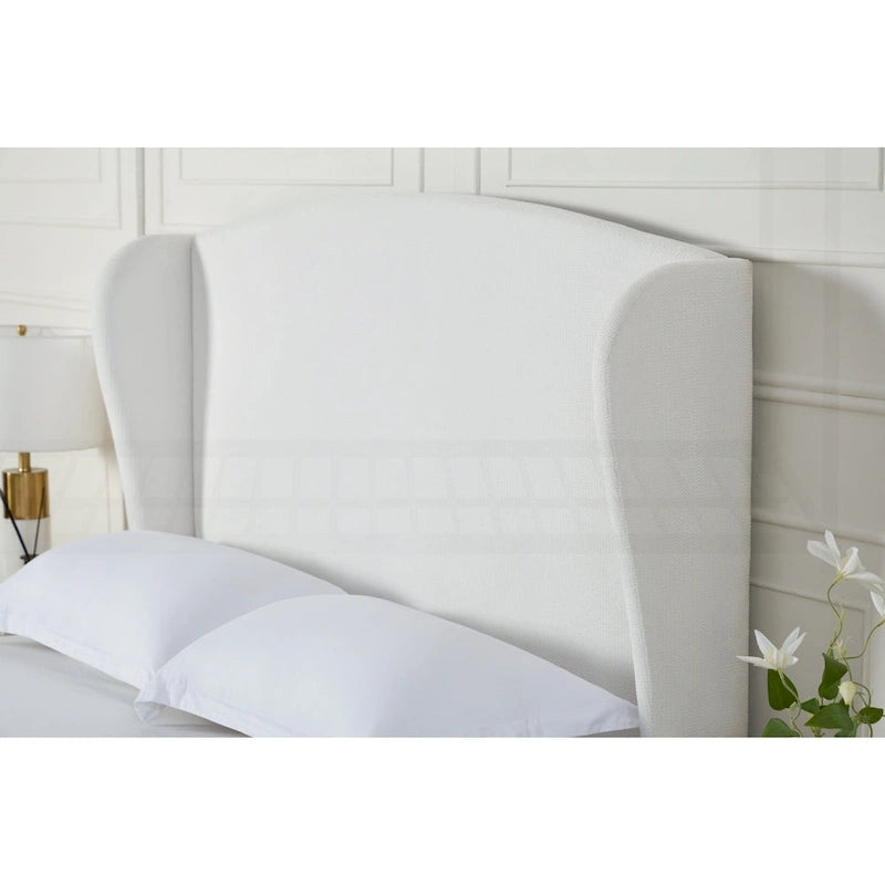 Lit King size capitonné à oreilles avec tête de lit en dos-d'âne et pieds en noyer