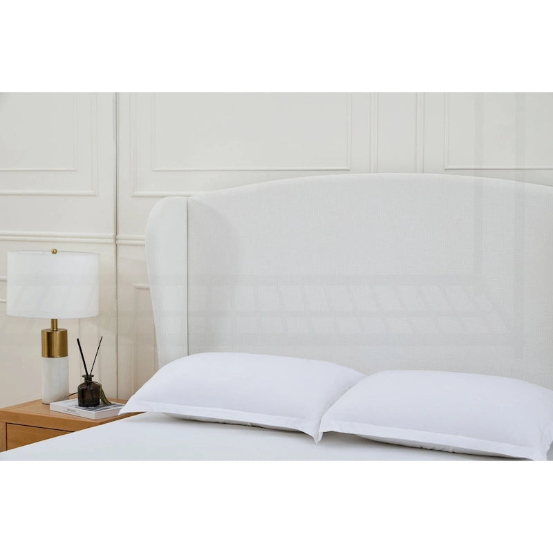 Lit King size capitonné à oreilles avec tête de lit en dos-d'âne et pieds en noyer