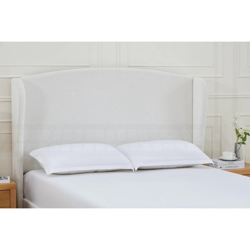 Lit King size capitonné à oreilles avec tête de lit en dos-d'âne et pieds en noyer