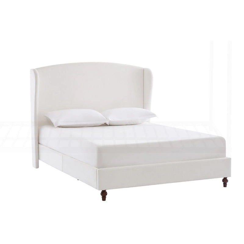 Lit King size capitonné à oreilles avec tête de lit en dos-d'âne et pieds en noyer
