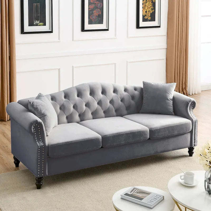 Canapé 3 places Chesterfield 79" en velours gris avec accoudoirs roulés et garniture cloutée