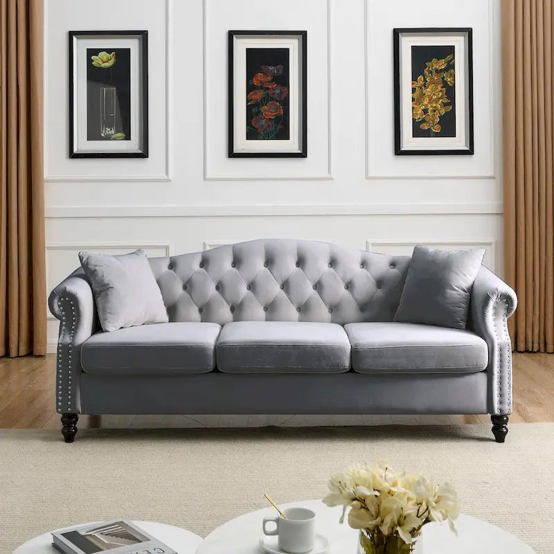 Canapé 3 places Chesterfield 79" en velours gris avec accoudoirs roulés et garniture cloutée