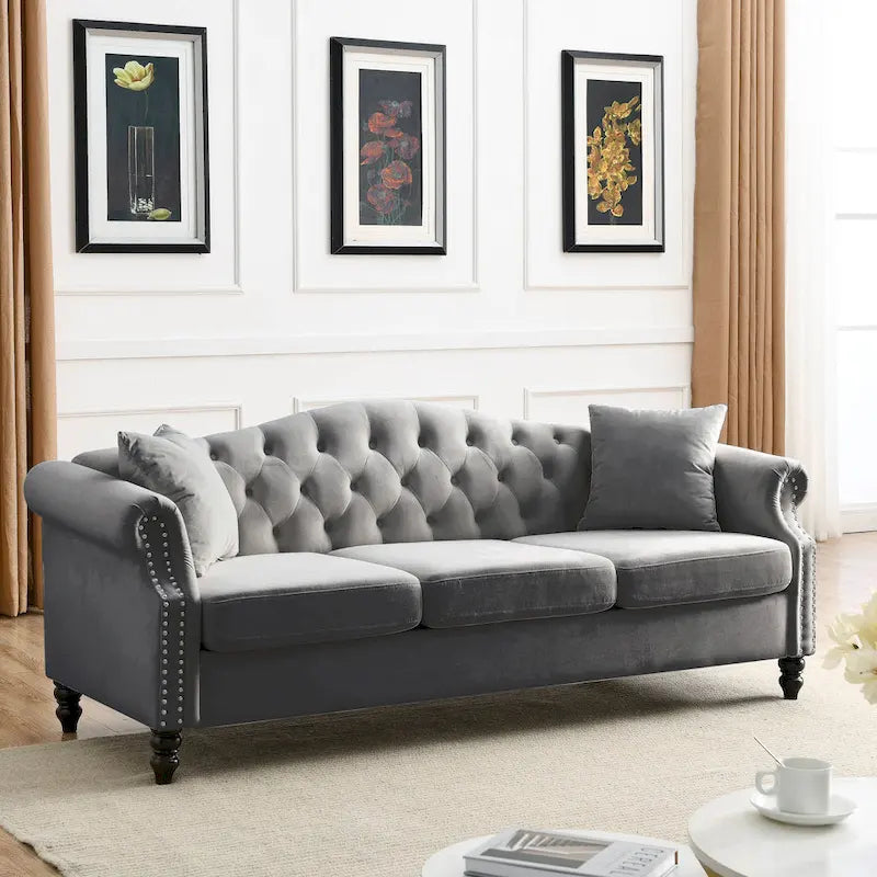 Canapé 3 places Chesterfield 79" en velours gris avec accoudoirs roulés et garniture cloutée