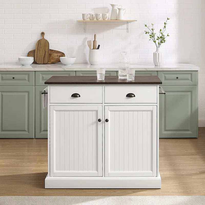 Îlot de cuisine style bord de mer avec plateau en bois, armoires et tiroirs