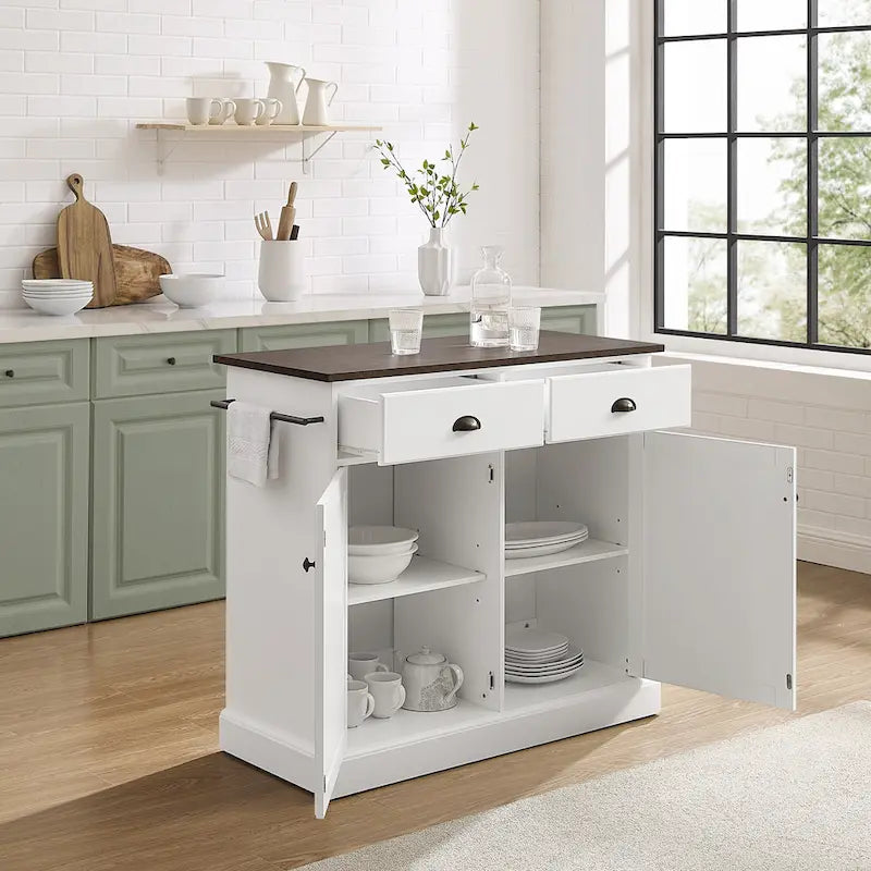 Îlot de cuisine style bord de mer avec plateau en bois, armoires et tiroirs