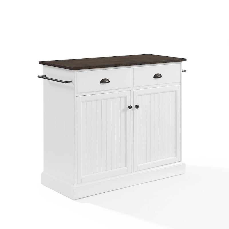 Îlot de cuisine style bord de mer avec plateau en bois, armoires et tiroirs
