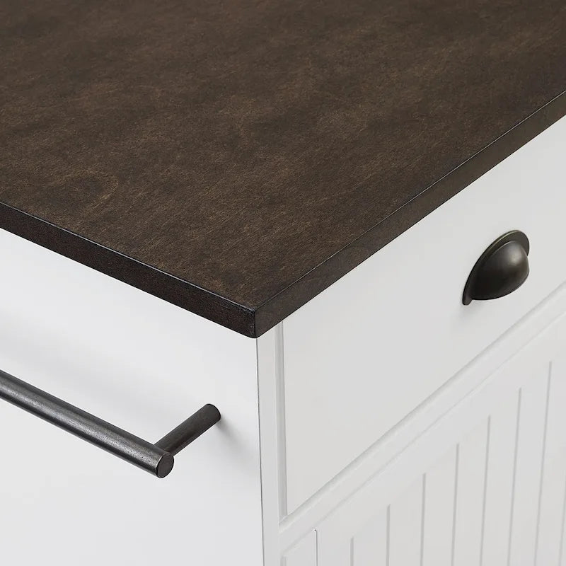Îlot de cuisine style bord de mer avec plateau en bois, armoires et tiroirs