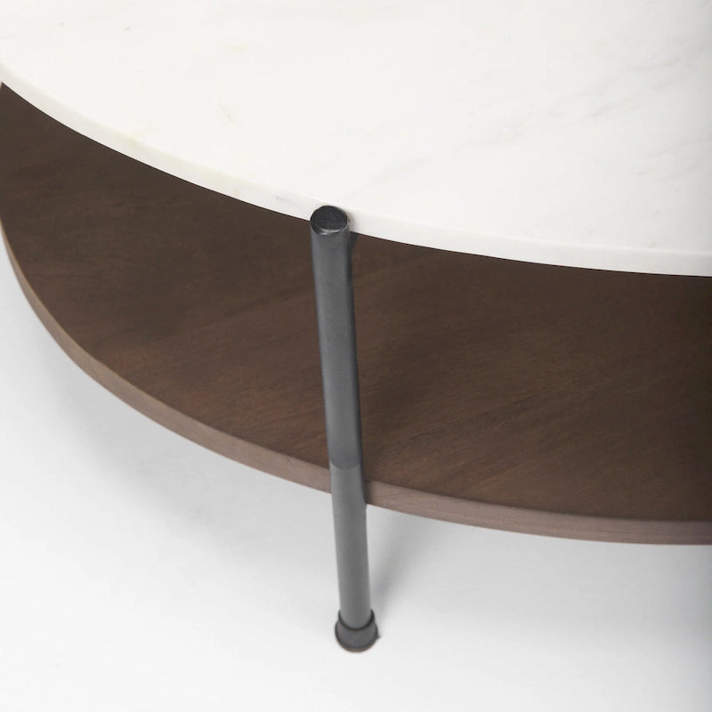 Table basse ovale avec plateau en marbre blanc, étagère en bois et pieds en fer